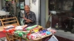 107岁老人闲不住 每天摆摊4小时卖鞋垫成 - 广东电视网