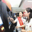 市民使用电子发票自助领用机领用发票。珠江时报记者/刘贝娜摄 - 新浪广东