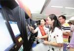 市民使用电子发票自助领用机领用发票。珠江时报记者/刘贝娜摄 - 新浪广东