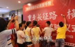 小记者们纷纷在签名墙上签下自己的名字。（叶惠玲　摄） - Meizhou.Cn