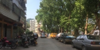 车辆停路边，对过往车辆造成不便。（梁志航摄） - Meizhou.Cn