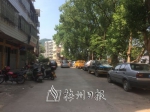 车辆停路边，对过往车辆造成不便。（梁志航摄） - Meizhou.Cn