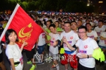 上千名夜跑活动参与者热情高涨。（钟小丰　摄） - Meizhou.Cn