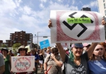 约4万名示威者走上波士顿街头，举起标语，高声对种族主义者说“不”。 - News.Ycwb.Com