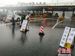 京珠高速广珠东线中山城区站有路政人员在指挥交通 欧阳征朝 摄 - 新浪广东