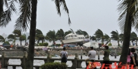珠海情侣路附近，小艇被海浪冲到岸上 - 广东电视网