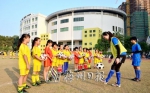 普育小学积极开展校园足球特色教育。 - Meizhou.Cn