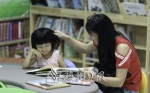 亲子阅读营造家庭文明好氛围。 林翔摄 - Meizhou.Cn