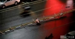 台风前夕 清远一男子顶着暴雨大风扶起百米马路护栏 - News.Ycwb.Com