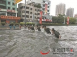 虎门大道上，边检官兵手拉着手趟水前去营救被困群众 - 新浪广东