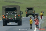 藏族小朋友看到军车立正敬礼 解放军鸣笛回礼 - 广东电视网