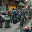 解放军驻澳部队部分官兵在十月初五街，协助清理杂物(图片来源：香港“东网”) - 广东电视网