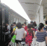学生们收拾行囊准备乘火车返校。（李玉娇摄） - Meizhou.Cn