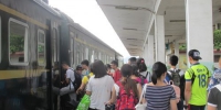 学生们收拾行囊准备乘火车返校。（李玉娇摄） - Meizhou.Cn