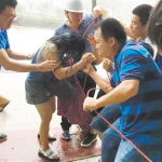 市民腰上系绳子合力救回被台风刮倒女子 - Southcn.Com
