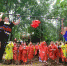 图为“攀藤摘花”现场。　骆云飞 摄 - 广东电视网