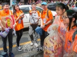 童军成员和嘉应学院学生在梅城街头募集物资，捐赠给梅江区慈爱颐养院的老人们。（连志城　摄） - Meizhou.Cn