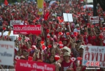 资料图： 当地时间2014年5月11日，泰国曼谷，泰国“红衫军”高举英拉和他信的头像举行大规模集会，声援政府并抗议宪法法院等独立机构的“不公”。 - News.Ycwb.Com