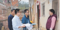 丰顺县纪委组织工作人员入户了解农村危房改造资金发放等情况。（季轩/供图） - Meizhou.Cn