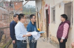 丰顺县纪委组织工作人员入户了解农村危房改造资金发放等情况。（季轩/供图） - Meizhou.Cn