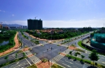 创文让城市道路沿线增添了绿色，天空显得更蔚蓝。图为鼎湖城区靓丽的主干道。黄彩勤 摄 - Southcn.Com
