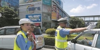 东莞交警再次整治不礼让斑马线行为 并在线直播 - 新浪广东