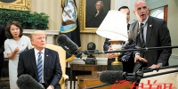 6月30日，特朗普在白宫椭圆形办公室准备和韩国总统文在寅举行电话会议前，桌上台灯因受力摇摇欲坠，席勒眼疾手快一把扶住 - News.Ycwb.Com