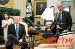 6月30日，特朗普在白宫椭圆形办公室准备和韩国总统文在寅举行电话会议前，桌上台灯因受力摇摇欲坠，席勒眼疾手快一把扶住 - News.Ycwb.Com