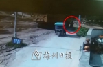 货车与摩托碰撞瞬间。（视频截图） - Meizhou.Cn