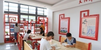 市民在市剑英图书馆文化驿站阅览图书。（高讯　摄） - Meizhou.Cn