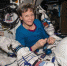 57岁的惠特森是史上首位国际太空站女站长，也是太空探索史上最年长的女航天员。(图片来源：NASA) - 广东电视网