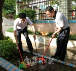 每周二、五下午，平远机关干部都走上街头打扫卫生。 - Meizhou.Cn