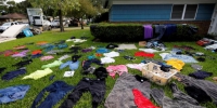 美国得州飓风恢复工作持续 灾民清理垃圾整理家当 - News.Ycwb.Com