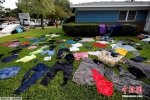 美国得州飓风恢复工作持续 灾民清理垃圾整理家当 - News.Ycwb.Com