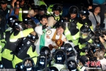 韩国部署4辆“萨德”发射车 民众与警方起冲突 - News.Ycwb.Com