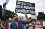 当地时间9月5日，抗议者在白宫外手举标语，反对特朗普政府废除DACA移民计划。 - News.Ycwb.Com