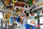 “90后”美女公交车驾驶员用童年玩具装点车厢 - News.Ycwb.Com