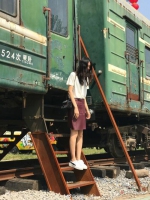 刘雯绿皮火车前拍照美腿瞩目 调皮称要去外婆家 - Southcn.Com