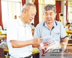 阳江79岁老人致力推广书法艺术 义务为市民写春联 - Southcn.Com