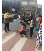 广州美女空姐跪地抢救男子，最终未能救活遗憾痛哭！ - 广东电视网
