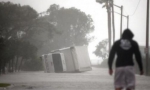 飓风袭击下的美国佛州:富人包机撤 穷人桥下躲 - 广东电视网