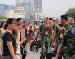 新兵家属欢送新兵进站。（高讯　摄） - Meizhou.Cn