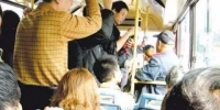 公交司机停车逼迫乘客让座 这善意让人吃不消 - 广东电视网