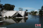 佛罗里达州那不勒斯，飓风过后一处房屋直接“泡在”水里。 - News.Ycwb.Com