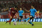 梅州客家队球员张治权（左）带球突破。　（林翔　摄） - Meizhou.Cn