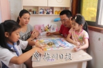 一家四口在玩游戏，寓教于乐。　　（王玉婷　摄） - Meizhou.Cn