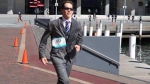 穿着西装跑完42公里 悉尼律师创下吉尼斯纪录 - 广东电视网