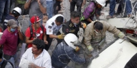 9月19日，在墨西哥首都墨西哥城，救援人员和志愿者在废墟中展开工作。 （新华社发） - Meizhou.Cn