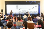 《2017年广东省少年儿童网络素养状况报告》在论坛上发布。　陈骥旻 摄 - 新浪广东