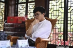 中国棋手柯洁九段正在思考。　杨华峰 摄 - 新浪广东